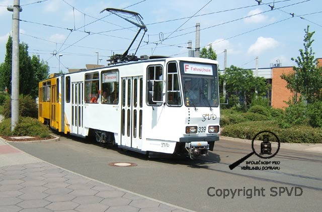 Tramvajový vůz KT4 projíždí nádvořím moderní vozovny