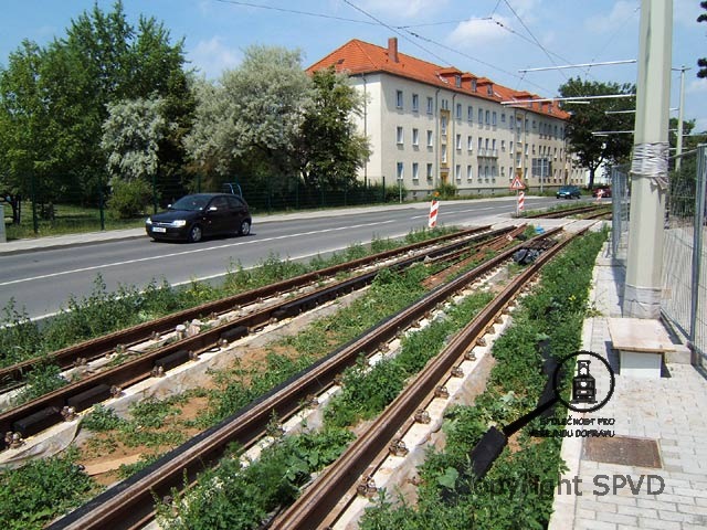 V létě 2006 byla trať ve Zwötzenu ještě značně rozestavěná. Na obrázku je však dobře vidět konstrukce kolejového lože, které dnes zakrývá travní kryt výrazně zlepšující vzhled a tlumení hluku.