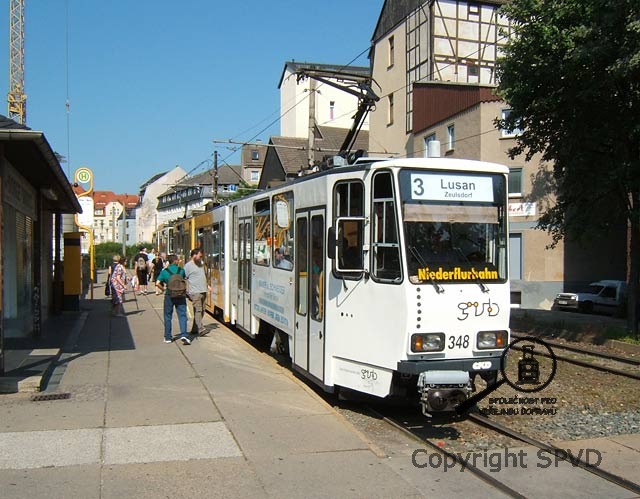 Vůz KT4 s vloženým nízkopodlažním článkem na lince č.3 v centru města.