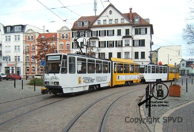 Souprava vozů KT4 na lince č.1 na nově upraveném náměstí Friedrich - Najman Platz.