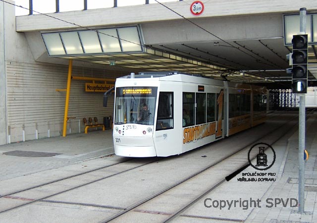 Vůz NGT8G č.201 v podjezdu pod kolejištěm DB stanicuje v zastávce Gera - nádraží. Realizací projektu linky č.1 se po desítkách let dočkali obyvatelé Gery přímého spojení tramvajovou dopravou s hlavním nádražím.