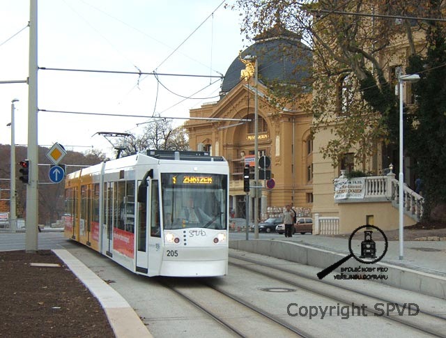 Nová trať umožňuje obyvatelům a návštěvníkům města pohodlné spojení s městským divadlem (na snímku), s nákupními centry, úřadem práce, sportovišti a další občanskou vybaveností.