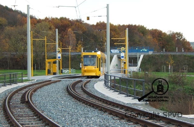 Zastávka Pforten nedaleko parku zřízeného během stavby tramvajové trati. Na nástupišti zastávky jsou patrny originální - tyčové osvětlovací lampy.