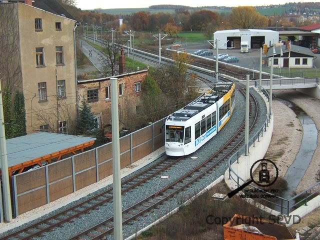Trať mezi zastávkou Wintergarten a Pforten je vedena v extravilánu a zde se tedy mohou nové tramvaje NGT8G rozjet až na 70 km/h. V pozadí snímku je patrna věžička bývalého statku Pfortener Gut uprotřed nově zřízeného přírodního parku.