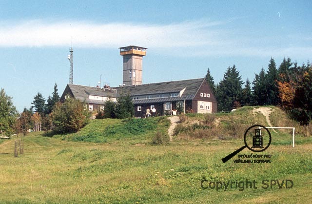 Horská chata s rozhlednou na vrcholu hory Achsberg.