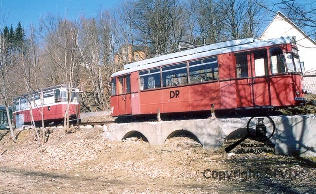 Motorový vůz Gotha T 57 s vlečným vozem u nádraží Klingenthal.
