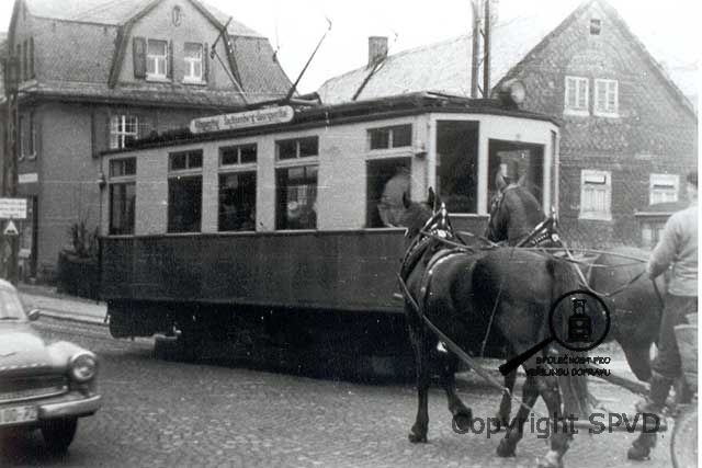 Ex. mödlingerský vůz ET 198.02 v ulicích Klingenthalu.