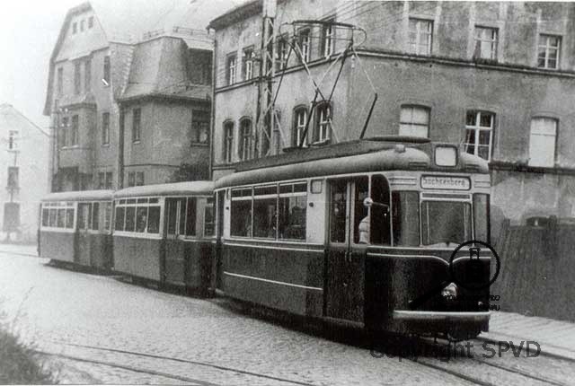 Tramvajový vlak v opouští zastávku a nákladiště Klingenthal Nord někdy na konci 50. let minulého století.