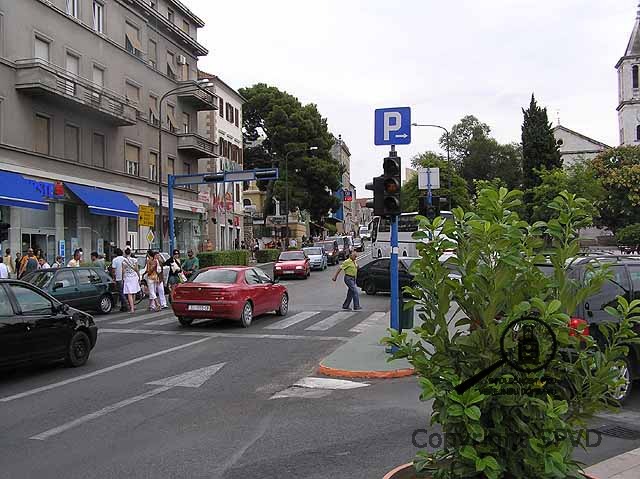 ... a rušný automobilový provoz na náměstí Poljana. Chaos umocňují nefunkční semafory.