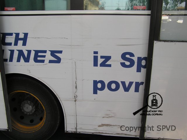 Škrábance.