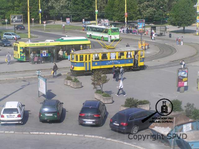 Historická dvounápravová tramvaj Cassovia původem z Prahy se čas od času podívá do ulic. Na Prvního máje 2009 bylo důvodem zahájení sezóny na košické dětské železnici. Cassovia jezdila spolu s dalším historickým vozem (T2) po trase linky 2 z Havlíčkovy na nádraží. Takto ji objektiv fotoaparátu zachytil z oken nádražní restaurace. Historická dvounápravová tramvaj Cassovia původem z Prahy se čas od času podívá do ulic. Na Prvního máje 2009 bylo důvodem zahájení sezóny na košické dětské železnici. Cassovia jezdila spolu s dalším historickým vozem (T2) po trase linky 2 z Havlíčkovy na nádraží. Takto ji objektiv fotoaparátu zachytil z oken nádražní restaurace.