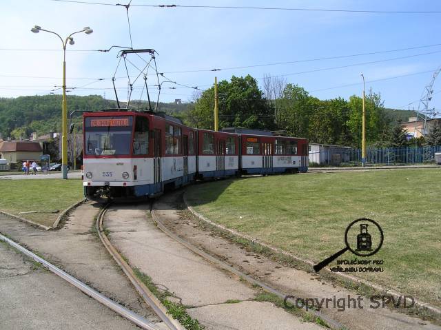 Vůz KT8D5 čeká jako záložní vozidlo na konečné Havlíčkova. Barevná kombinace, v níž je vyveden, je typická pro německý tramvajový provoz ve Strausbergu, kam Košice prodaly několik svých tramvají KT8. Vůz KT8D5 čeká jako záložní vozidlo na konečné Havlíčkova. Barevná kombinace, v níž je vyveden, je typická pro německý tramvajový provoz ve Strausbergu, kam Košice prodaly několik svých tramvají KT8.