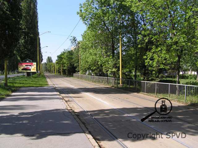 Takto vypadá příjezd tramvají na konečnou Važecká umístěnou na sídlišti Nad Jazerom. Ačkoli je trať na vlastním tělese, nebyl tu použit otevřený svršek. Takto vypadá příjezd tramvají na konečnou Važecká umístěnou na sídlišti Nad Jazerom. Ačkoli je trať na vlastním tělese, nebyl tu použit otevřený svršek.