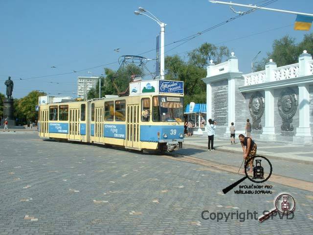 Vyhlídková tramvaj KT4 č.039 na centrálním Divadelním náměstí. Vyhlídková tramvaj KT4 č.039 na centrálním Divadelním náměstí.