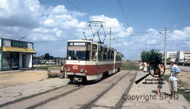 Tramvaj KT4 na dvoukolejném úseku trati v sídlišti. Tramvaj KT4 na dvoukolejném úseku trati v sídlišti.