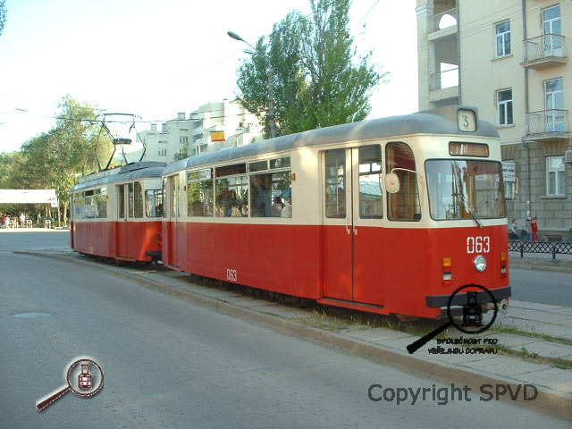 Již modernizovaná souprava tramvaje Gotha T 57 + B57 ev. č.003 + 063 na lince č. 3 k nádraží. Již modernizovaná souprava tramvaje Gotha T 57 + B57 ev. č.003 + 063 na lince č. 3 k nádraží.