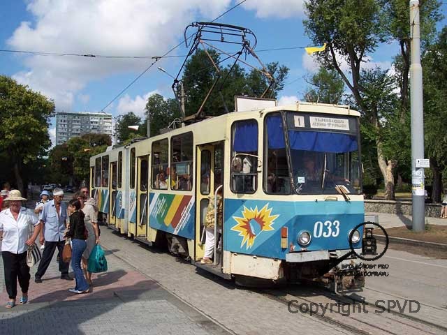 Vůz KT4 odbavuje své cestující na zastávce Divadelní náměstí. Vůz KT4 odbavuje své cestující na zastávce Divadelní náměstí.