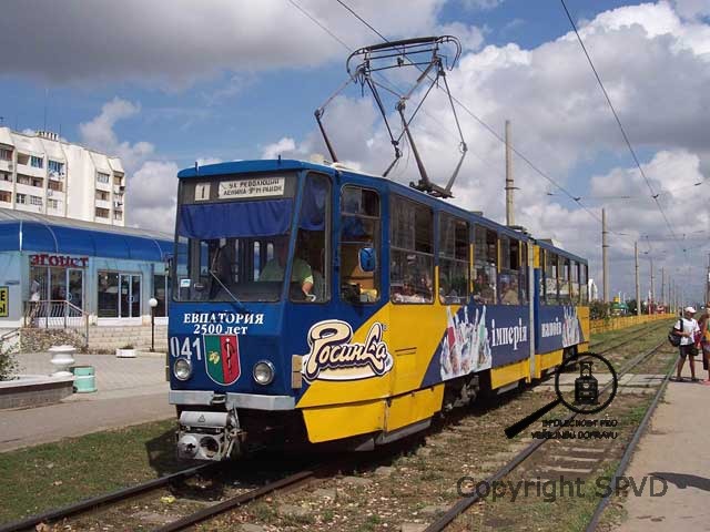Tramvaj KT4 v zastávce Universam. Tramvaj KT4 v zastávce Universam.