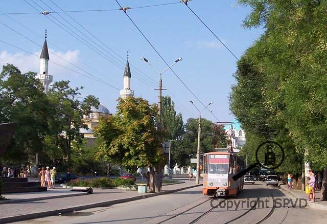 Tramvaj KT4 ve výhybně na jednokolejné trati linky č. 1 čeká na vykřižování. V pozadí věže mešity Džuma - Džami. Tramvaj KT4 ve výhybně na jednokolejné trati linky č. 1 čeká na vykřižování. V pozadí věže mešity Džuma - Džami.