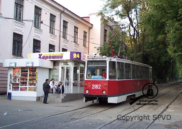 Tramvaj Usť Katav v zastávce na periférii velkoměsta.