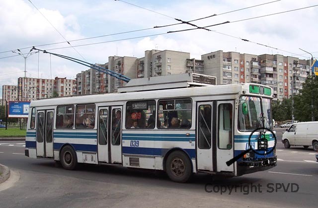 Trolejbus LAZ ve lvovských ulicích.