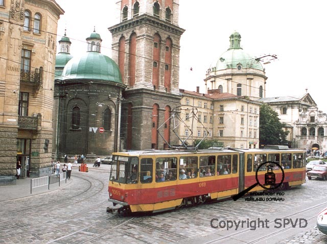 Tramvaj KT4 v nevalném technickém stavu v historickém centru města.