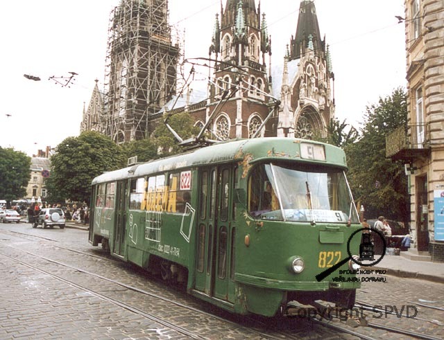 Tramvaj T4 v centru města nedaleko nádraží.