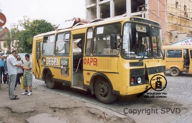 Metanem poháněný autobus PAZ užhorodské maršrutkové MHD čeká v ústředném terminálu u tržiště na své cestující.