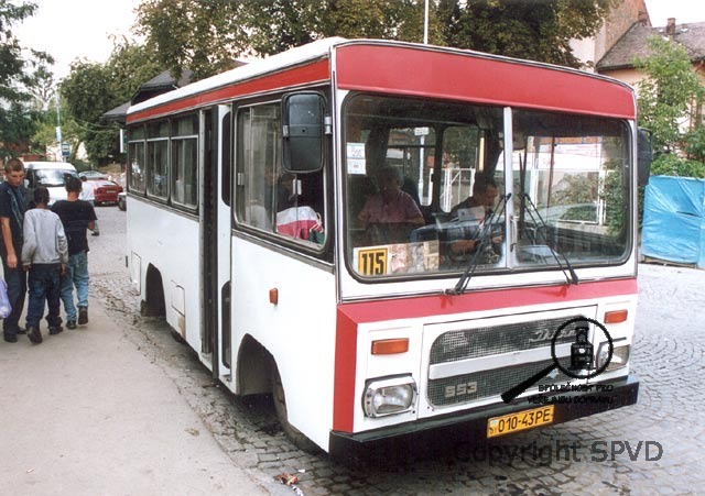 Kromě autobusů ukrajinské a ruské výroby je možné potkat v Užhorodu i miniautobusy Ikarus.